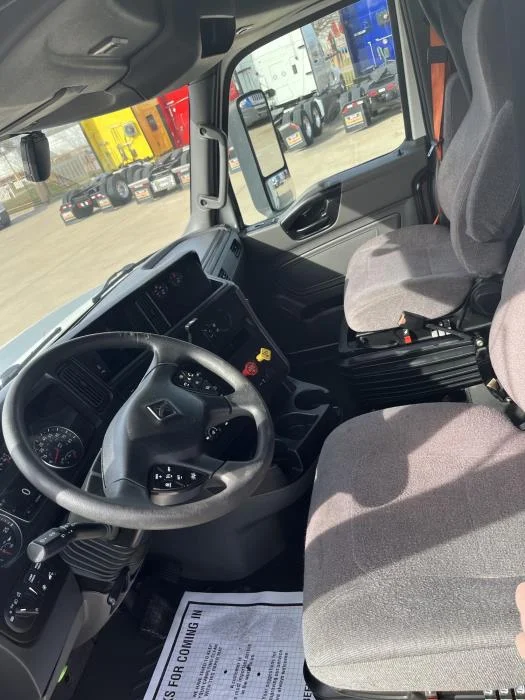 2023 International LT - image 11