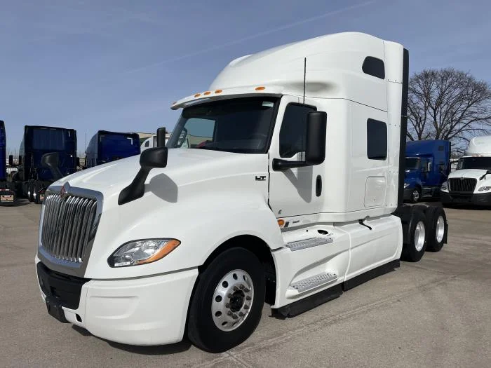 2023 International LT - image 2