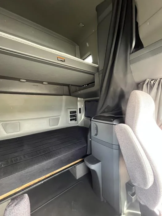 2023 International LT - image 14