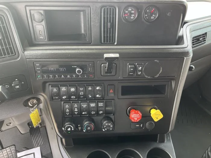 2023 International LT - image 13