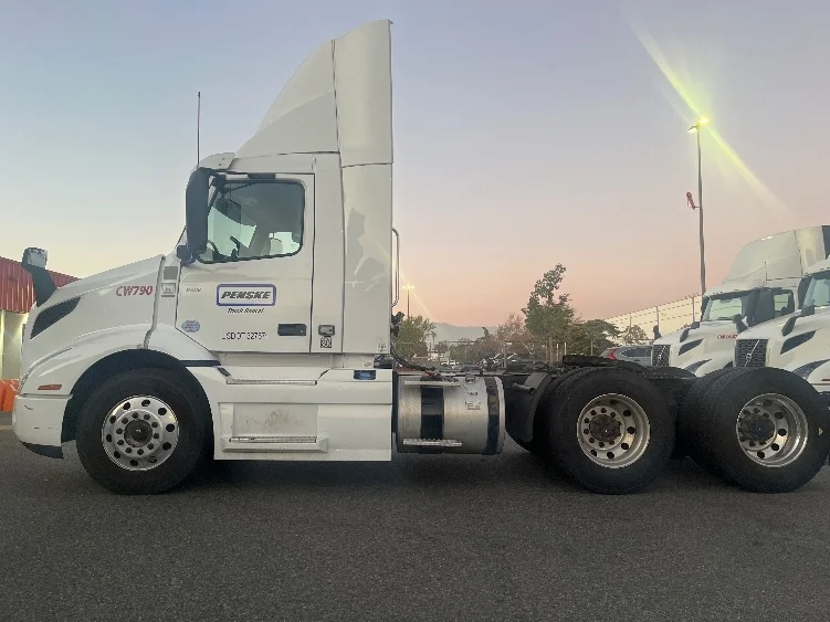 2020 Volvo VNR 640 - image 4