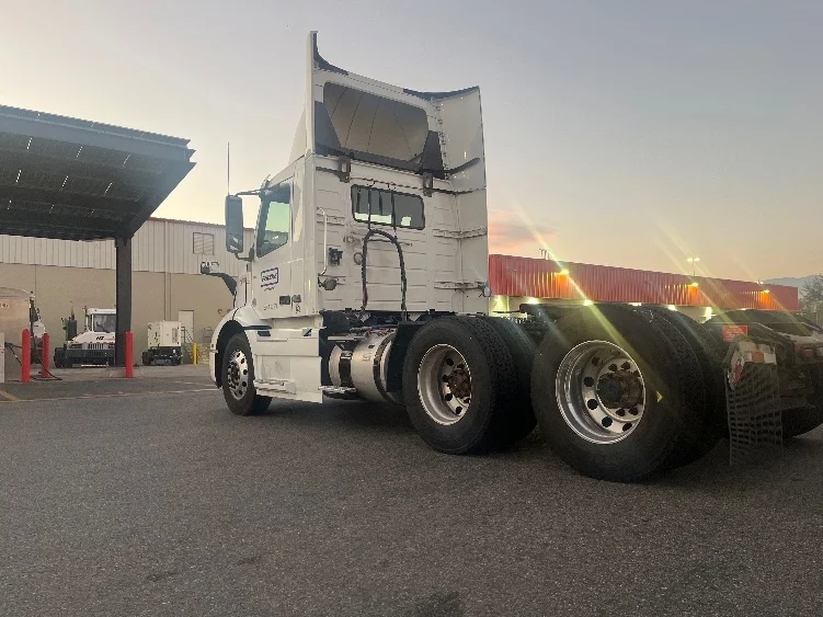 2020 Volvo VNR 640 - image 5