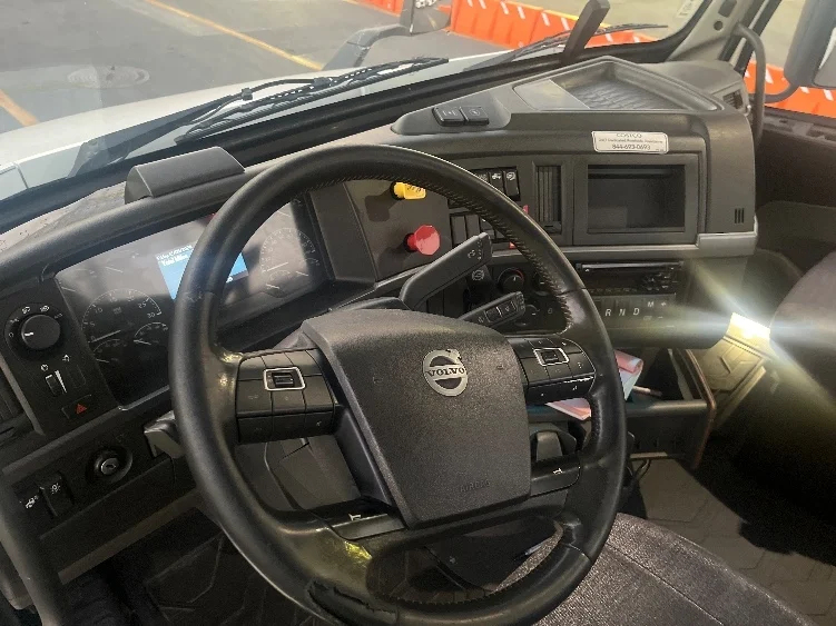 2020 Volvo VNR 640 - image 10