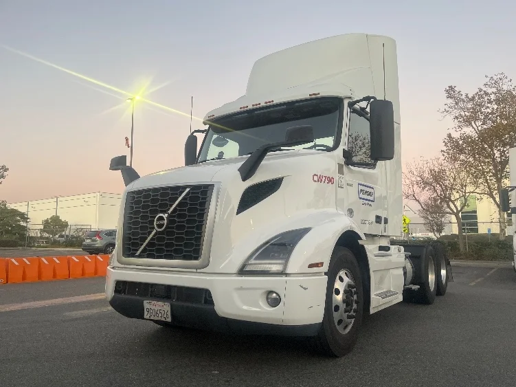 2020 Volvo VNR 640 - image 3