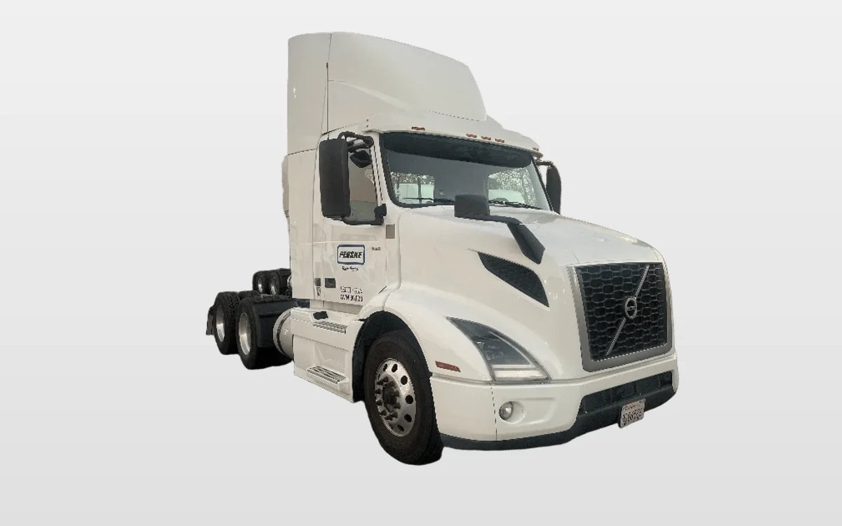 2020 Volvo VNR 640 - image 1