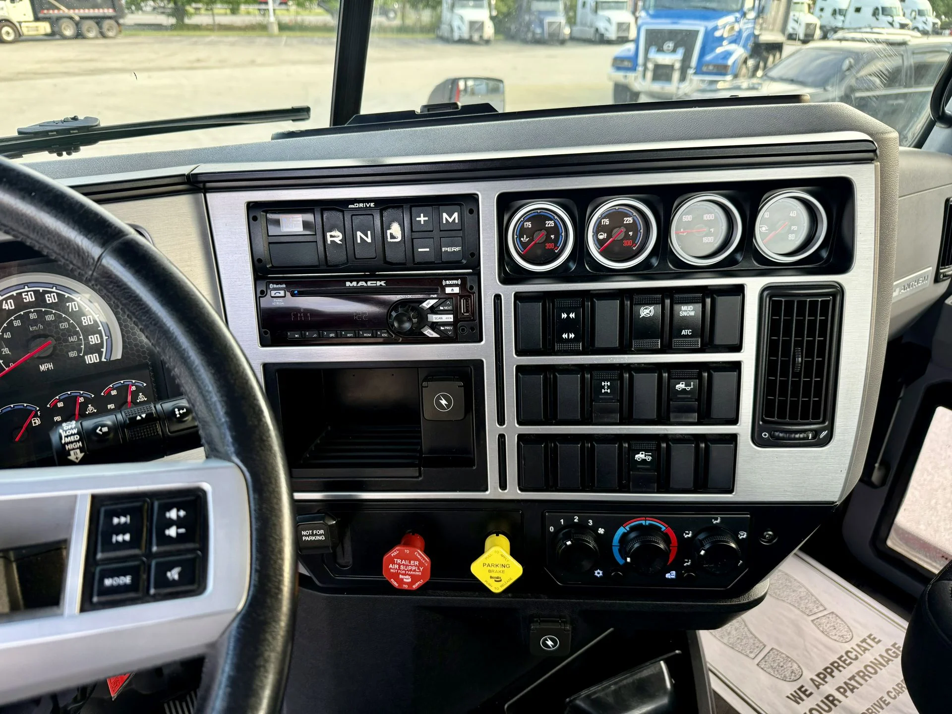 2020 Mack Anthem - image 17