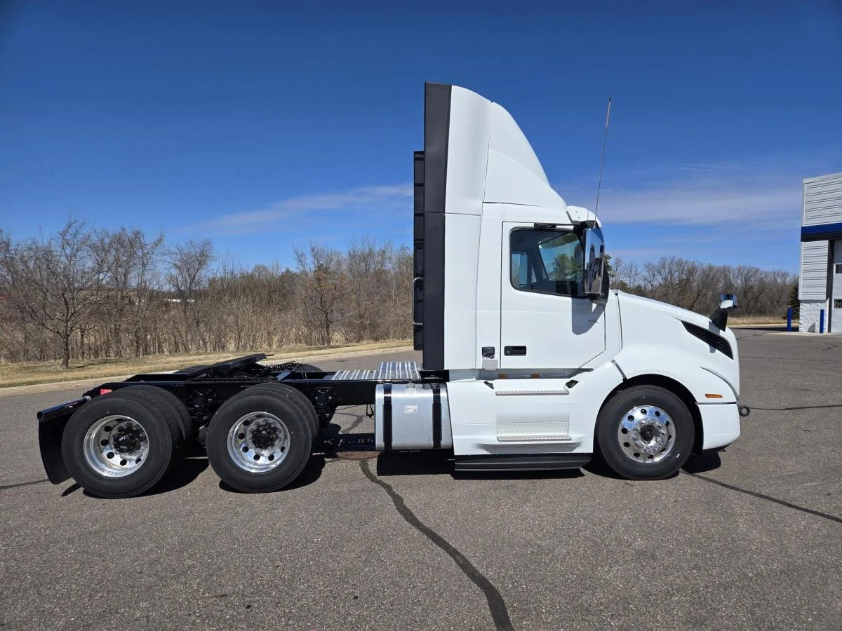 2025 Volvo VNL 300 in Elk River, MN — photo 6