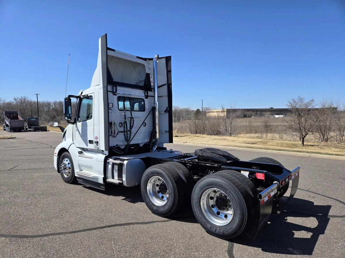 2025 Volvo VNL 300 in Elk River, MN — photo 3