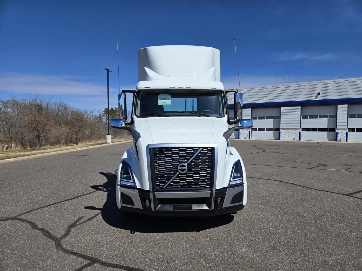 2025 Volvo VNL 300 in Elk River, MN — photo 7