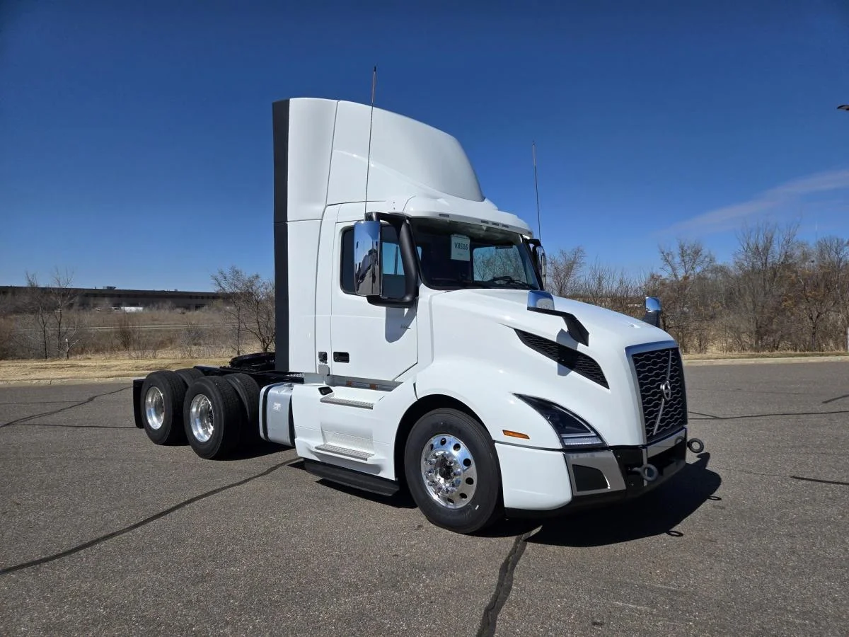 2025 Volvo VNL 300 in Elk River, MN — photo 5