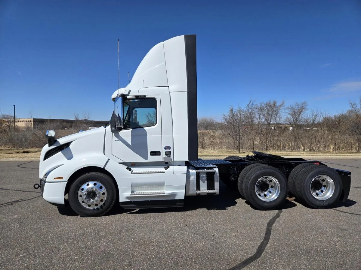 2025 Volvo VNL 300 in Elk River, MN — photo 2