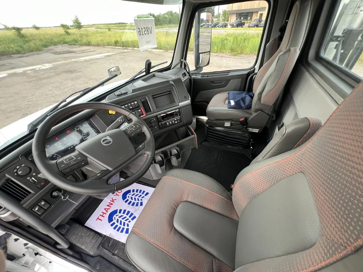 2025 Volvo VNL 300 in Elk River, MN — photo 8