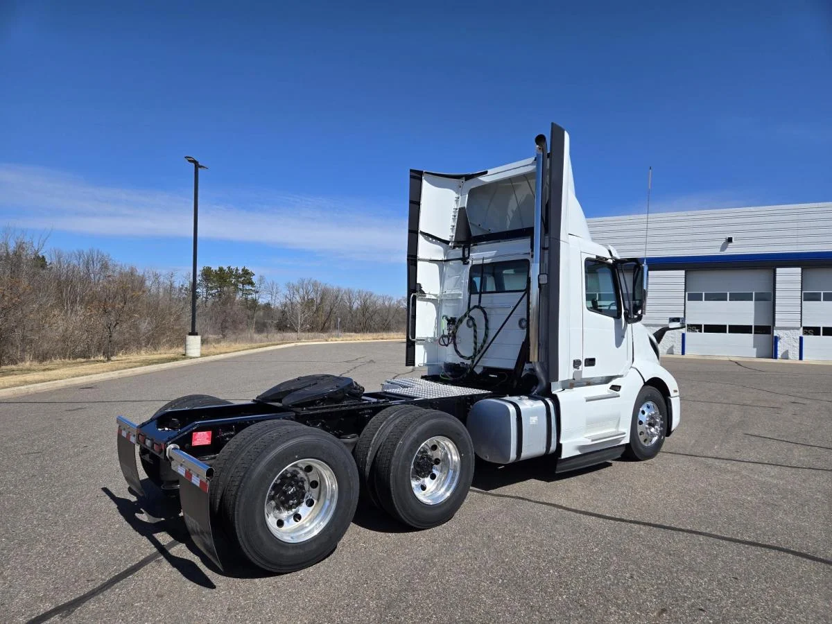 2025 Volvo VNL 300 in Elk River, MN — photo 4