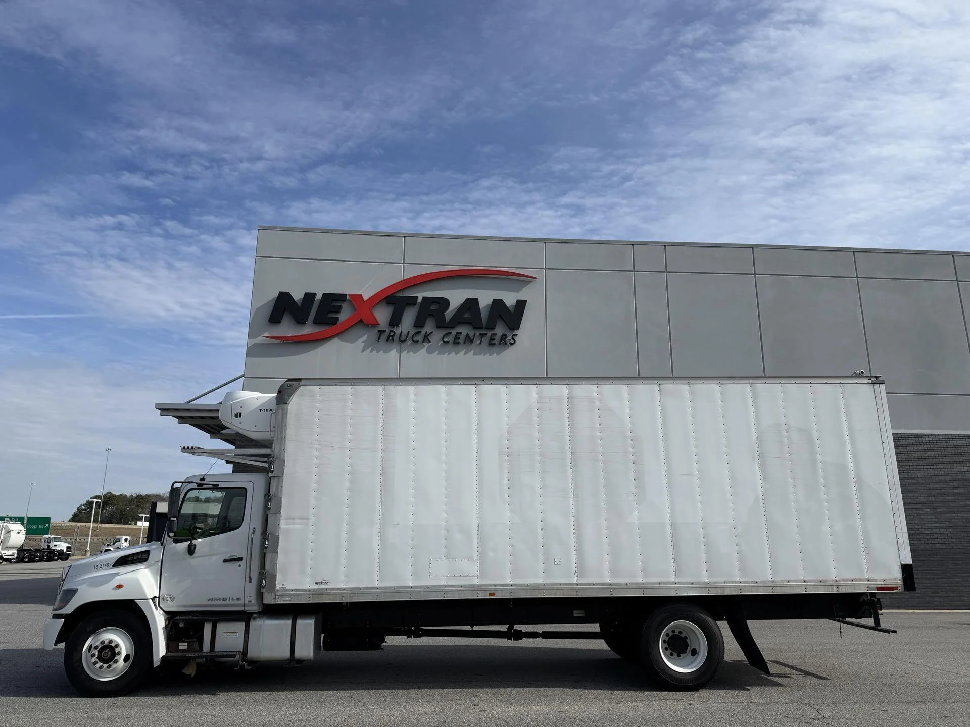 2021 Hino 268 - image 3