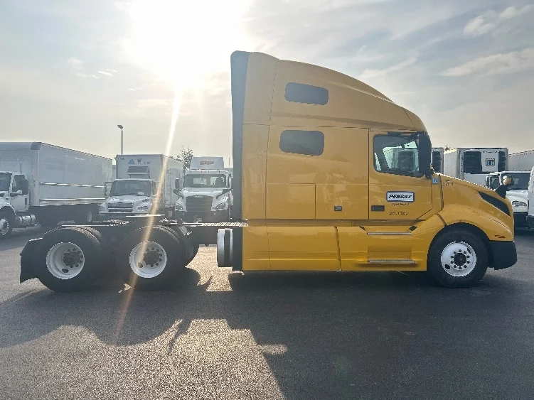 2022 Volvo VNL 760 in Fredonia, NY — photo 8