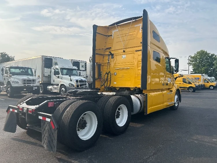 2022 Volvo VNL 760 in Fredonia, NY — photo 7