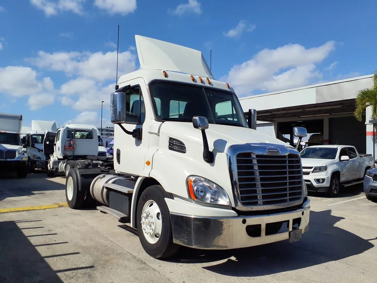 2018 Freightliner Cascadia in Miami, FL — photo 3