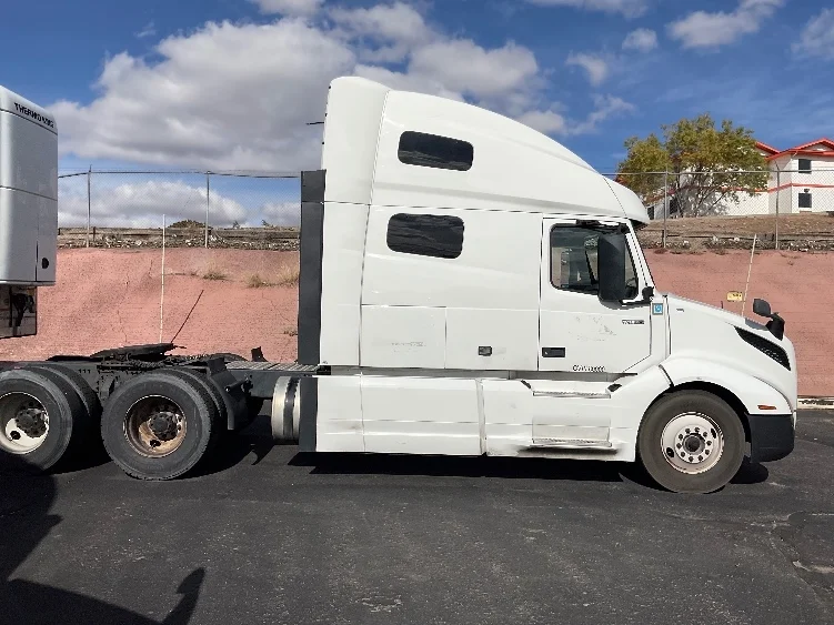 2022 Volvo VNL 760 - image 8