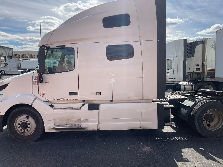 2022 Volvo VNL 760 - image 4