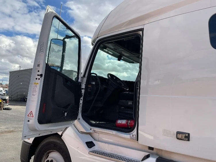 2022 Volvo VNL 760 - image 9