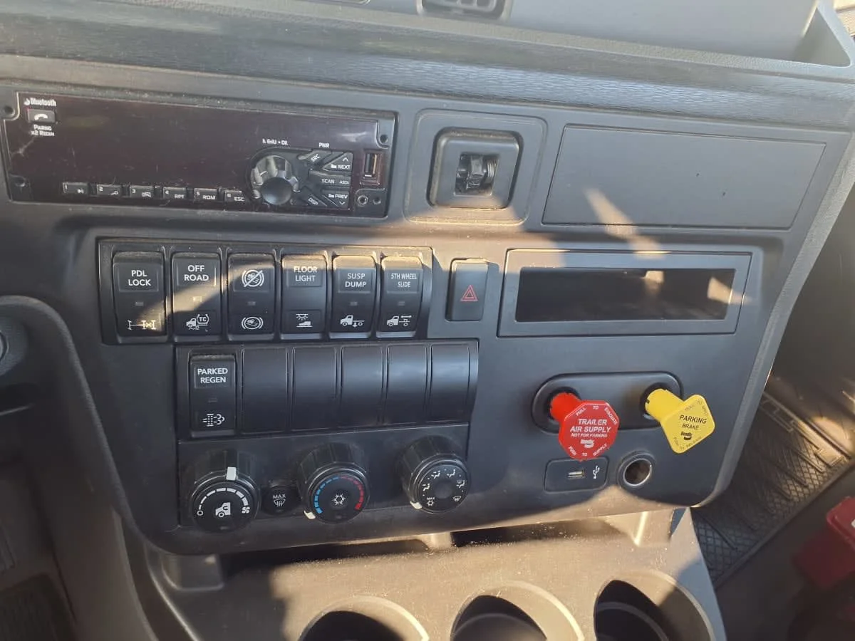 2019 International LT in Taylor, MI — photo 10