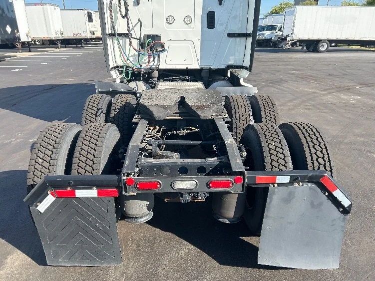 2022 International LT - image 6