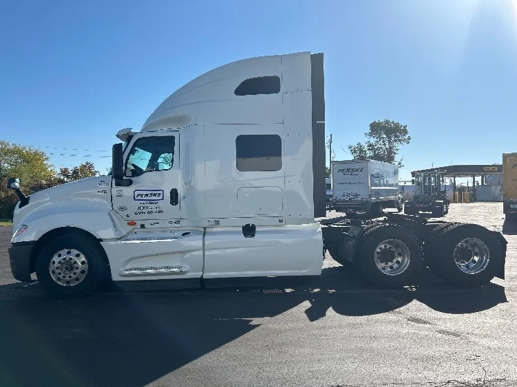 2022 International LT - image 4