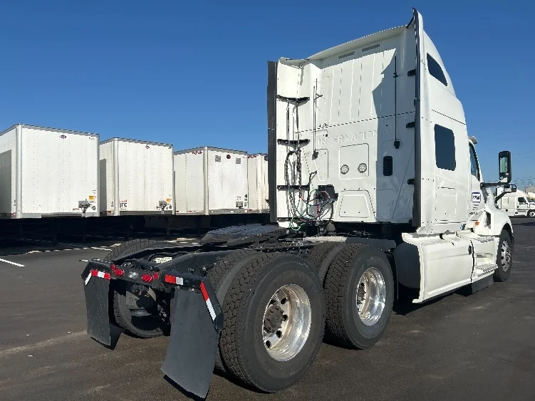 2022 International LT - image 7