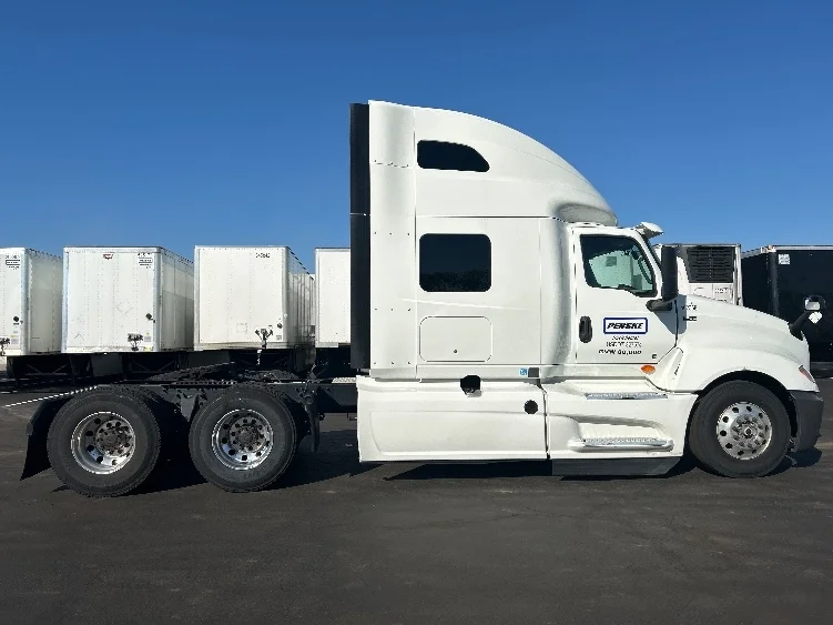 2022 International LT - image 8