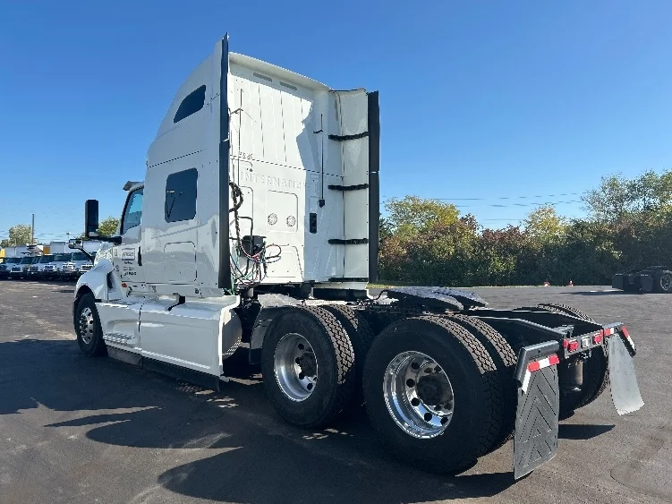 2022 International LT - image 5