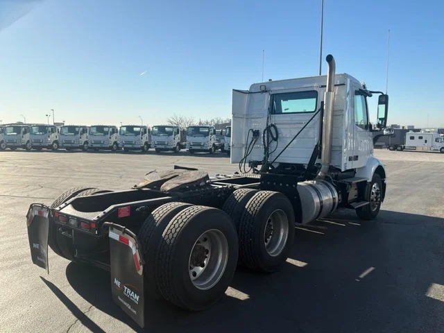 2023 Volvo VNR 640 - image 3