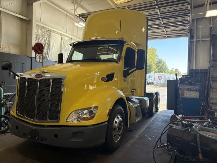 2021 Peterbilt 579 in Charlotte, NC — photo 2