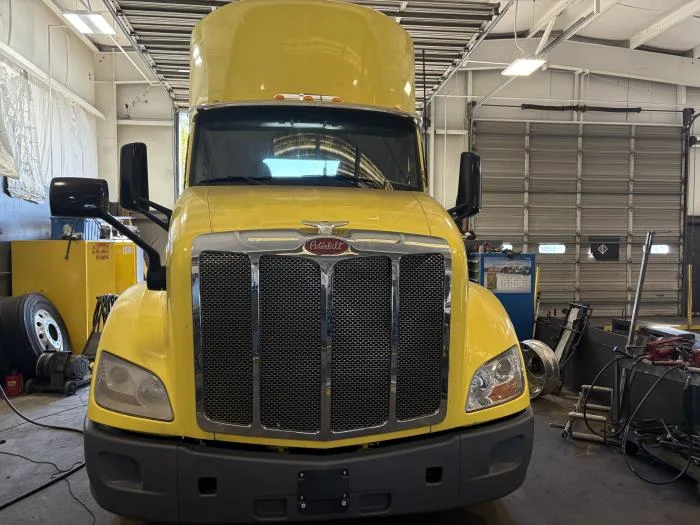2021 Peterbilt 579 in Charlotte, NC — photo 3