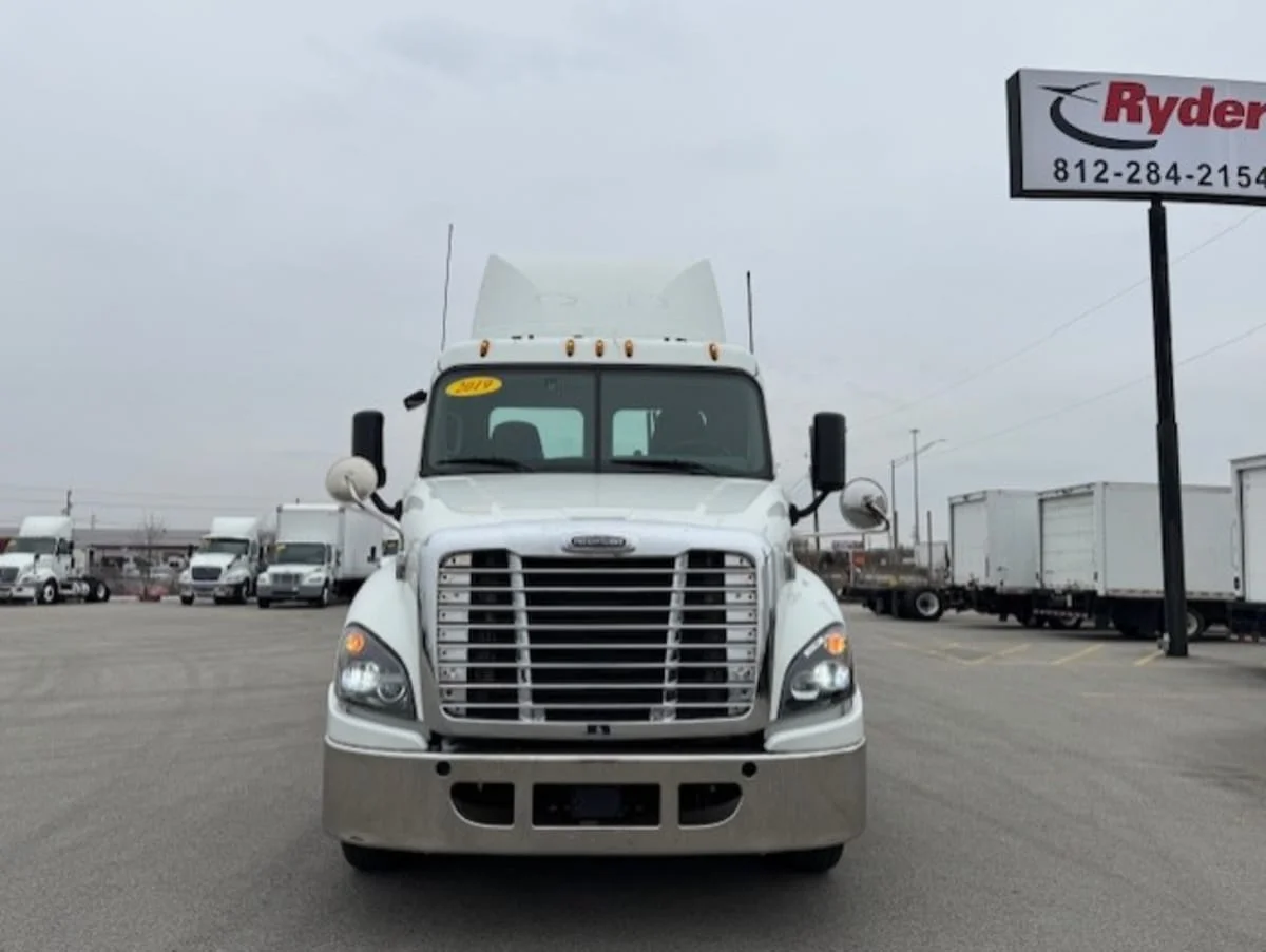 2019 Freightliner Cascadia in Clarksville, IN — photo 2