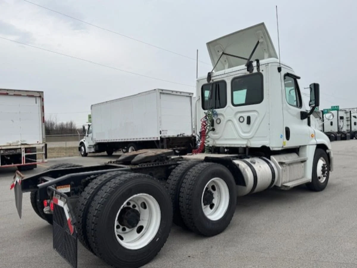 2019 Freightliner Cascadia in Clarksville, IN — photo 4