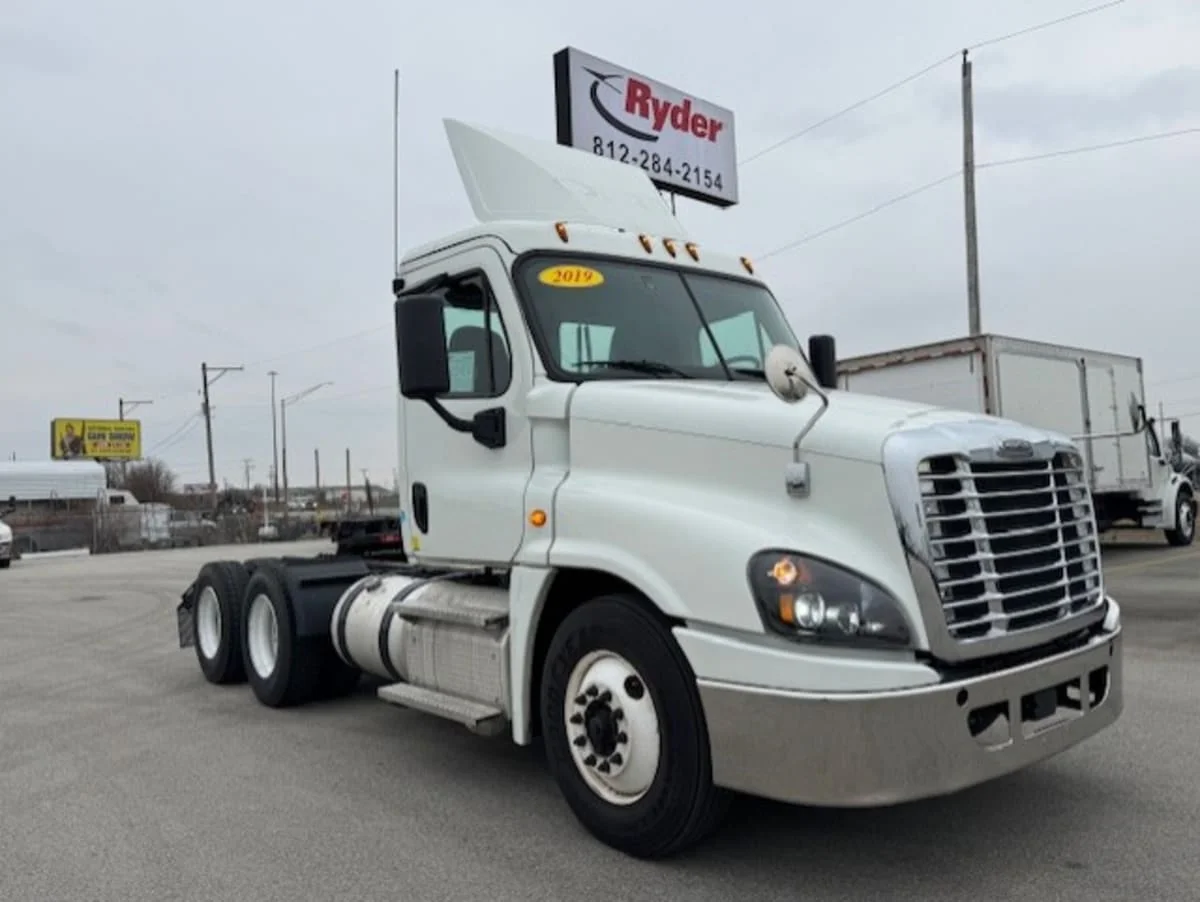 2019 Freightliner Cascadia in Clarksville, IN — photo 3