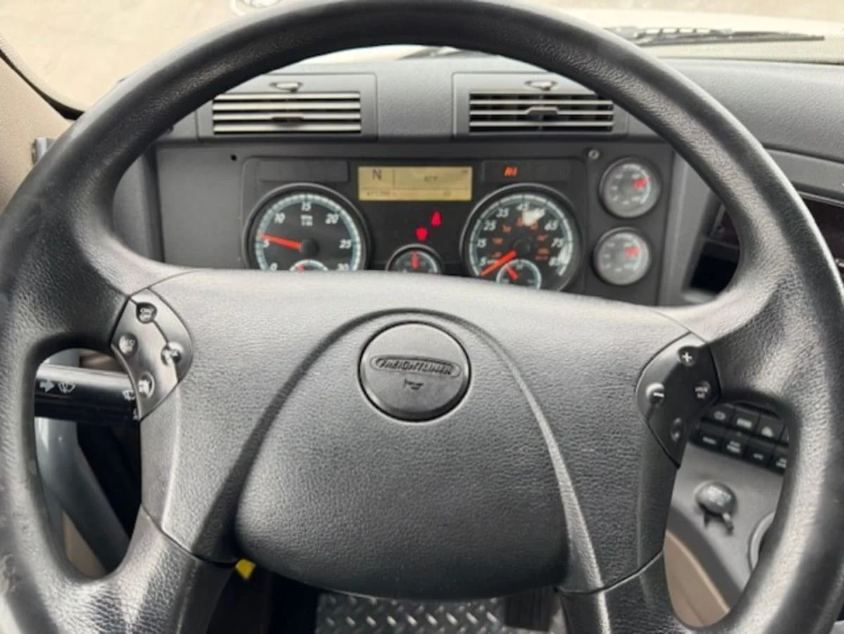 2019 Freightliner Cascadia in Clarksville, IN — photo 9