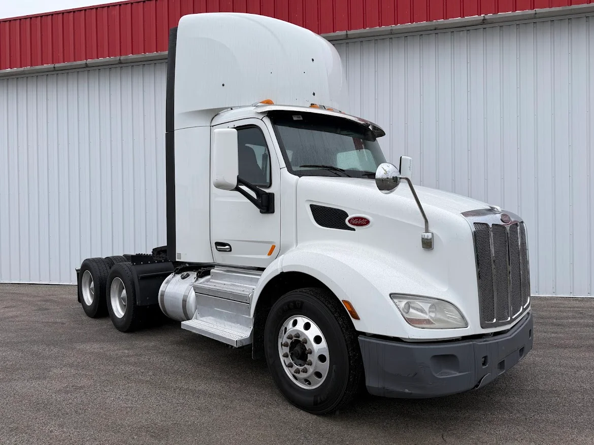 2019 Peterbilt 579 - image 2