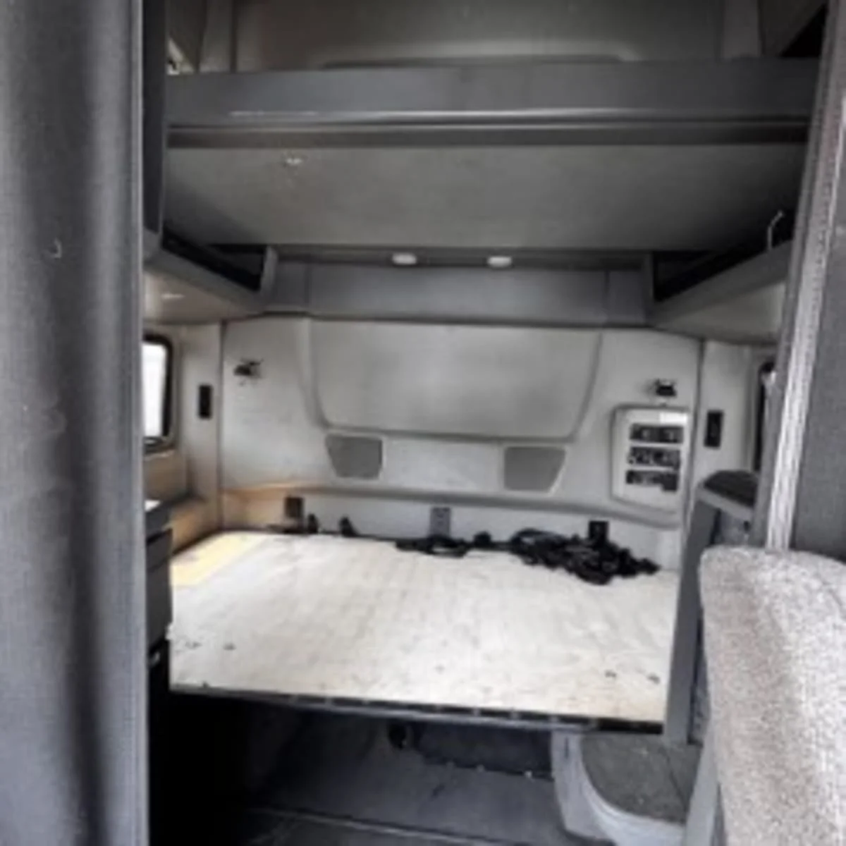 2019 International LT - image 8