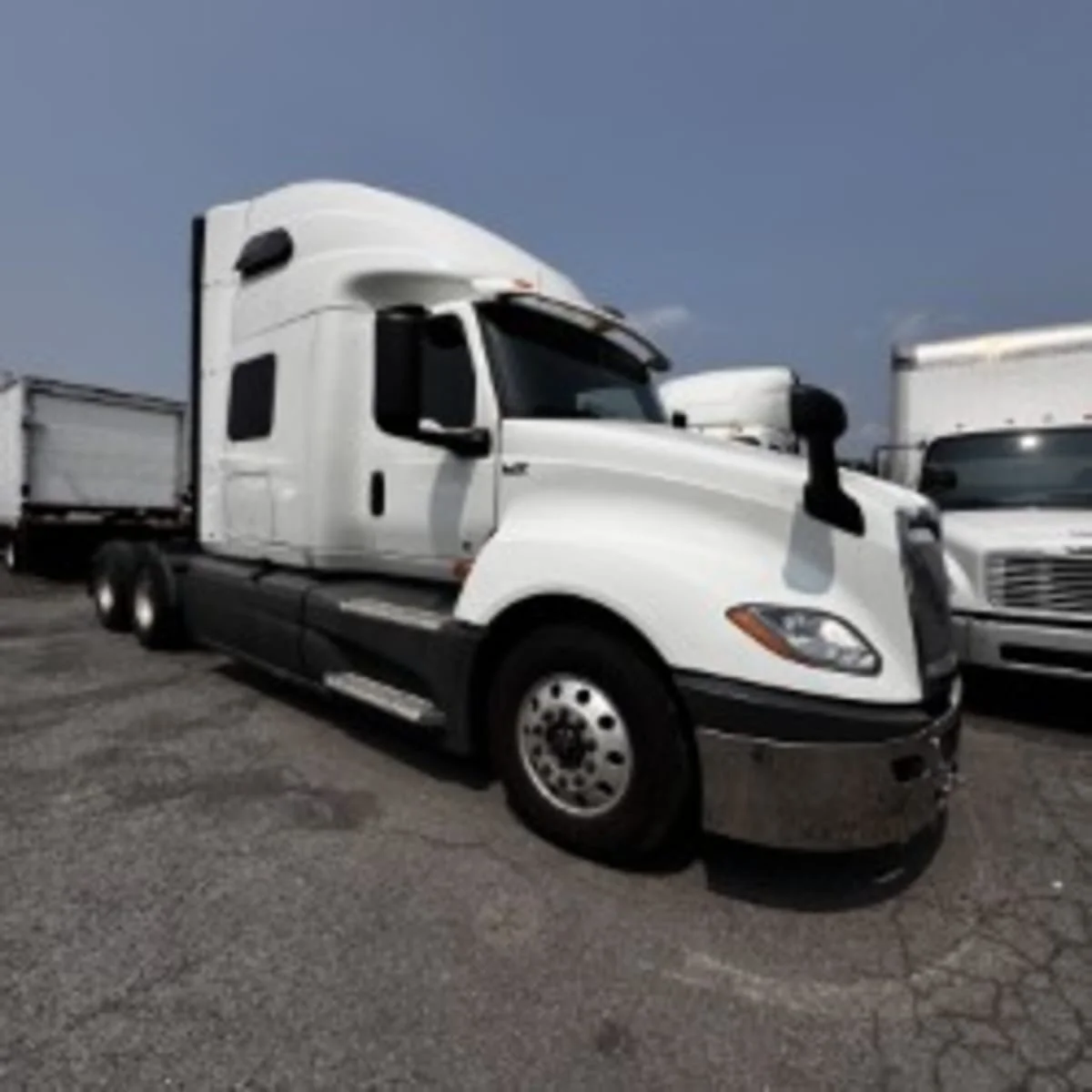 2019 International LT - image 3