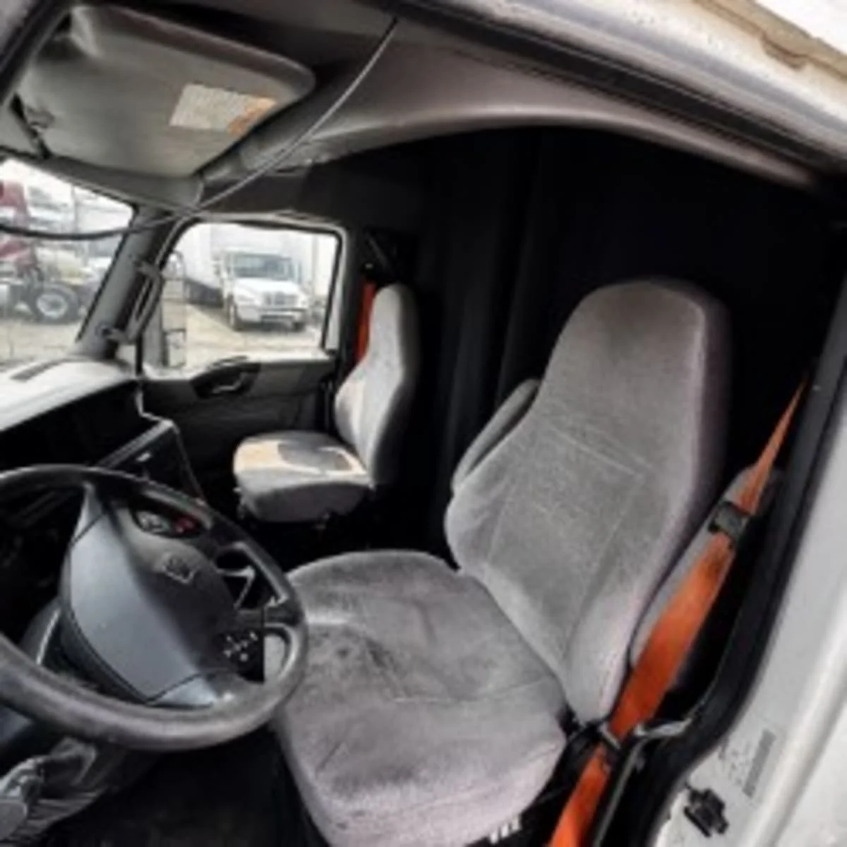 2019 International LT - image 7