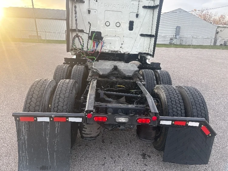 2022 International LT - image 6