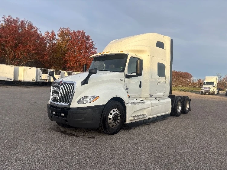 2022 International LT - image 3