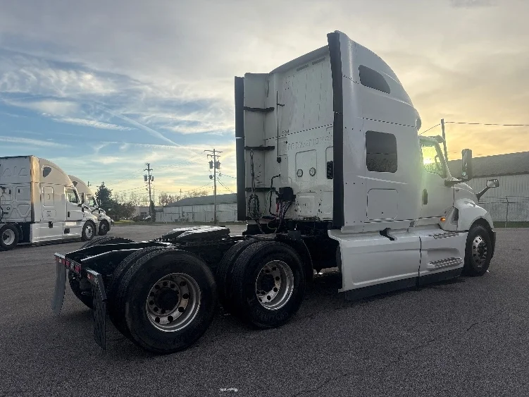 2022 International LT - image 7