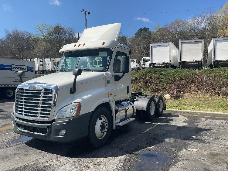 2020 Freightliner Cascadia - image 3
