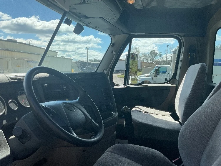 2020 Freightliner Cascadia - image 10