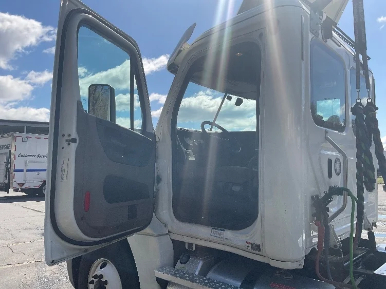 2020 Freightliner Cascadia - image 9