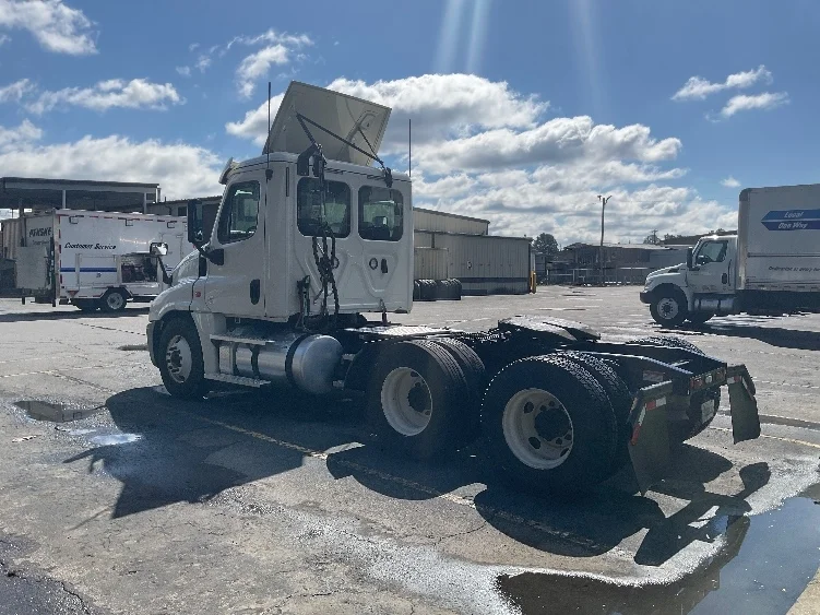 2020 Freightliner Cascadia - image 5