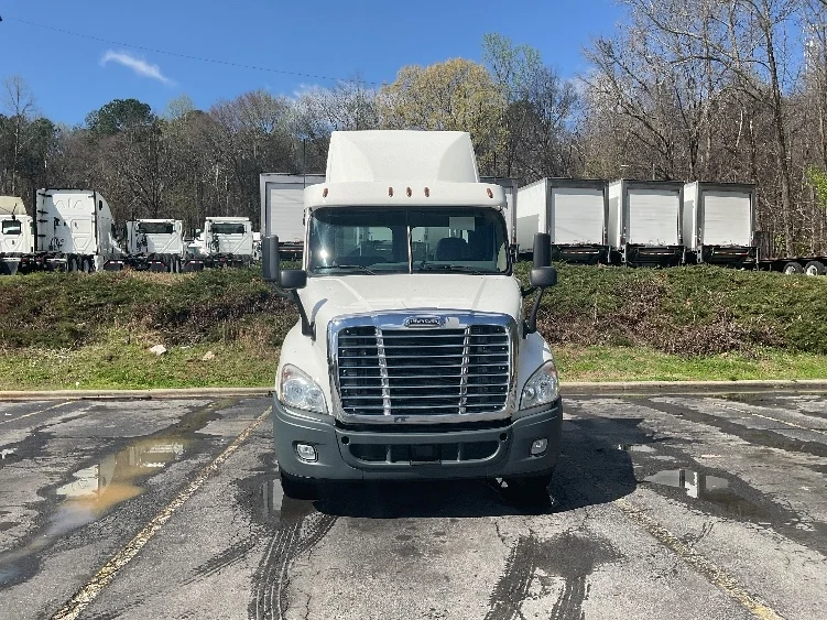 2020 Freightliner Cascadia - image 2