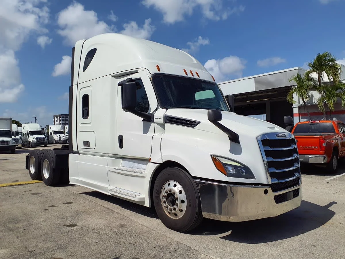 2020 Freightliner Cascadia in Miami, FL — photo 3